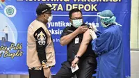 Wakil Wali Kota Depok Pradi Supriatna menjadi orang pertama di Depok yang mendapat vaksin Covid-19. Vaksinasi dilakukan di Rumah Sakit Universitas Indonesia bersama 9 orang pejabat Depok lainnya.
