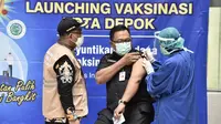 Wakil Wali Kota Depok Pradi Supriatna menjadi orang pertama di Depok yang mendapat vaksin Covid-19. Vaksinasi dilakukan di Rumah Sakit Universitas Indonesia bersama 9 orang pejabat Depok lainnya.