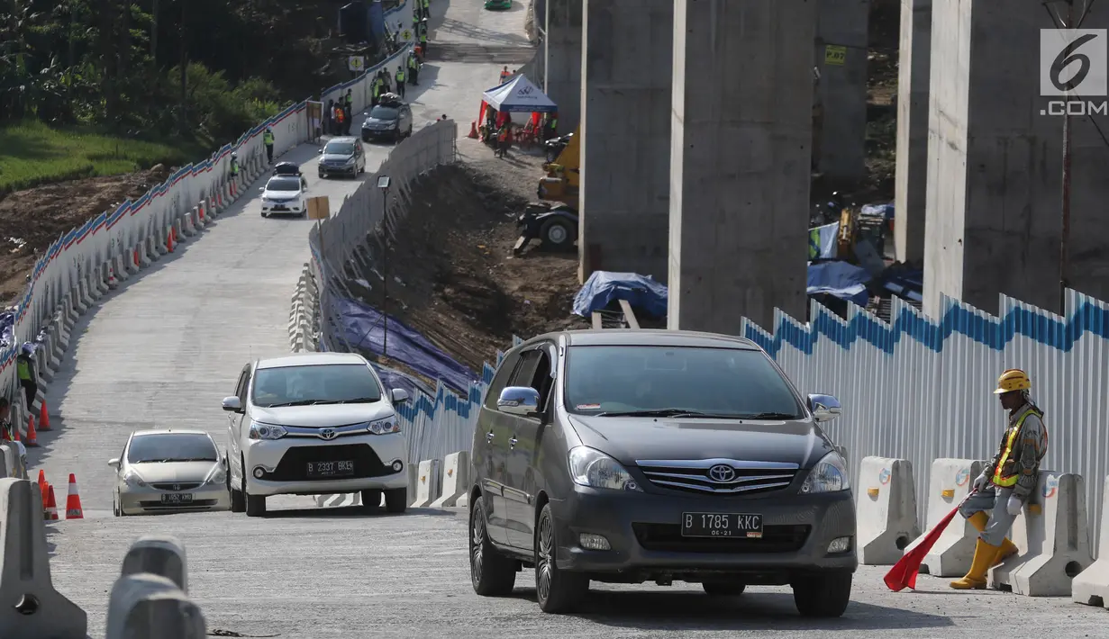 Kendaraan pemudik melintas di tanjakan Kali Kenteng, ruas tol fungsional Salatiga-Kartasura, Susukan, Kabupaten Semarang, Jawa Tengah, Selasa (12/6). Pengelola tol setempat menyiagakan enam petugas khusus pengganjal ban. (Liputan6.com/Arya Manggala)