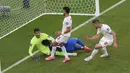 Gelandang Amerika Serikat Christian Pulisic bertabrakan dengan kiper Iran Alireza Beiranvand setelah mencetak gol pertama timnya pada laga pamungkas Grup B Piala Dunia 2022 di Stadion Al Thumama, Rabu (30/11/2022) dini hari WIB.  Sau-atunya gol yang Pulisic ciptakan mengantarkan AS mengalahkan Iran 1-0. (AP Photo/Luca Bruno)