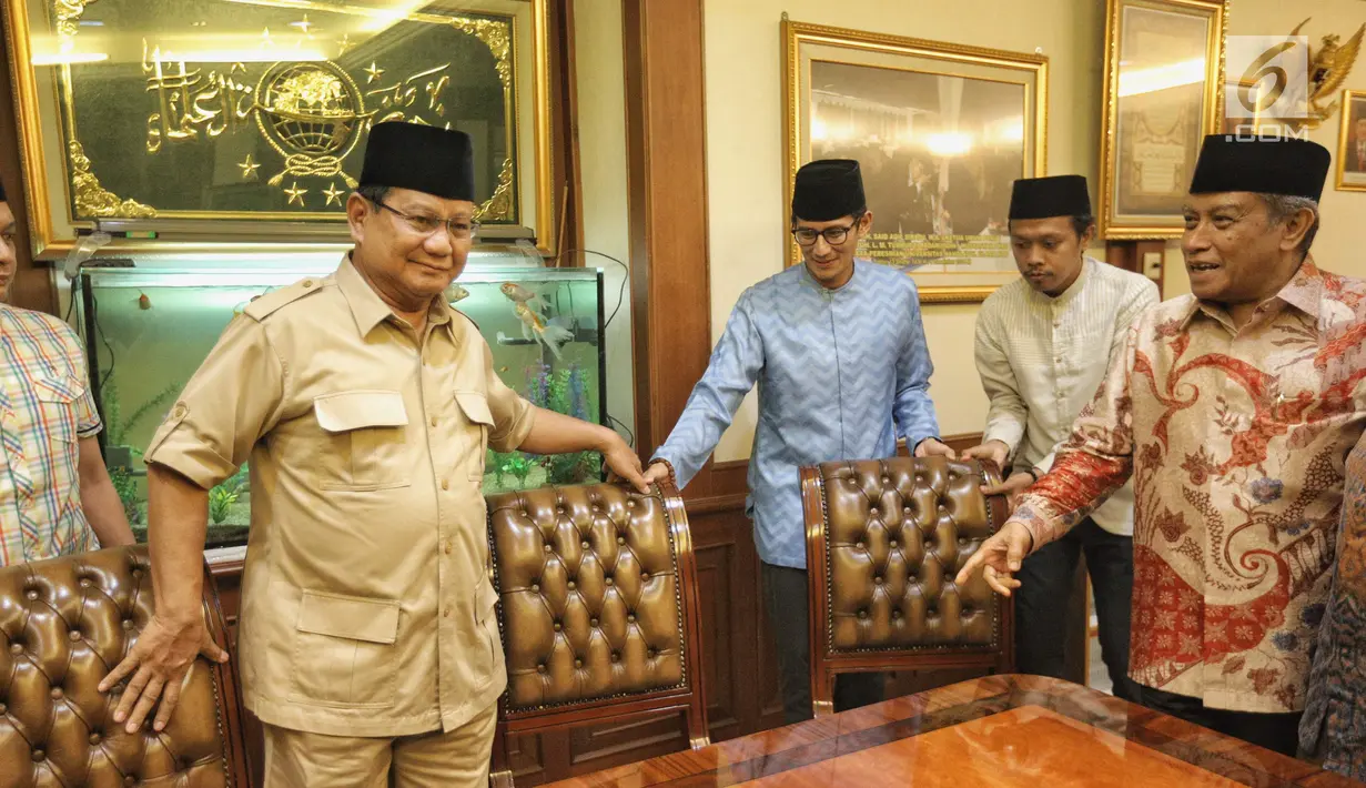 Ketua Umum Pengurus Besar Nahdlatul Ulama (PBNU) KH Said Aqil Siroj menerima kunjungan Bakal calon Presiden Prabowo Subianto dan Bakal Cawapres Sandiaga Uno di kantor PBNU, Jakarta, Kamis (16/8). (Liputan6.com/Faizal Fanani)
