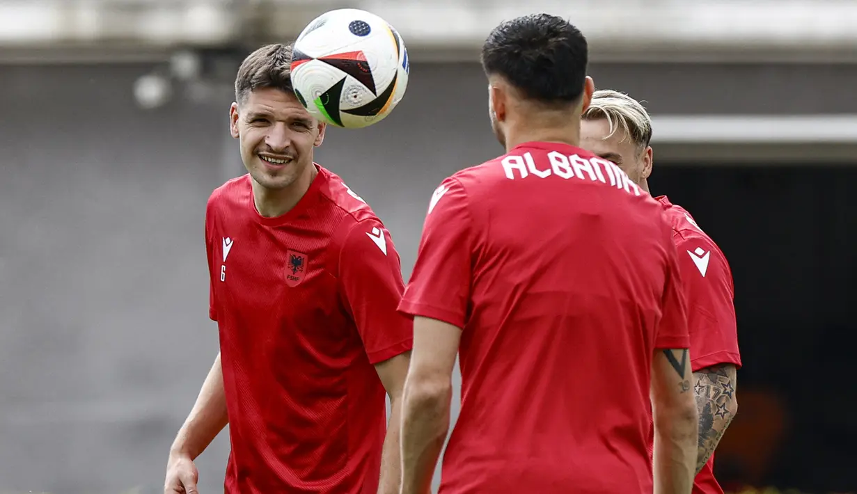 Albania berada di posisi ketiga klasemen dengan satu poin. (KENZO TRIBOUILLARD / AFP)