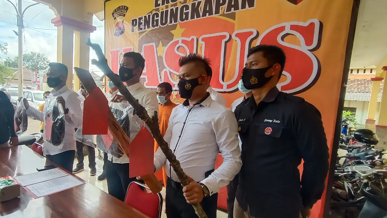 Polisi Tampilkan Barang Bukti Murid Bunuh Guru Silatnya. (Senin, 01/03/2021). (Liputan6.com/Yandhi Deslatama).