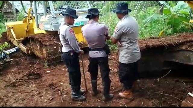 Oknum anggota polisi yang menyembunyikan identitasnya saat berusaha direkam warga Wawonii.(Liputan6.com/Ahmad Akbar Fua)