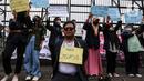 Mahasiswa melakukan aksi teatrikal di depan Gedung DPR/MPR RI, Jakarta Pusat, Jumat (9/9/2022). Demo tersebut untuk menolak kebijakan pemerintah menaikkan harga BBM. (Liputan6.com/Johan Tallo)