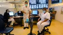Para medis Israel menguji sebuah robot Temi di Sheba Medical Center dekat Tel Aviv, Israel, (12/5/2020). Robot Temi ini yang dikembangkan oleh sebuah perusahaan Israel. (Xinhua/Gil Cohen Magen)