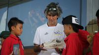 Pelatih Bali United Stefano Cugurra saat memberikan tanda tangan di sepatu anak-anak saat turnamen Bali 7s di Bali United Training Center. Teco sebut Mitsuru Maruoka menjadi gelandang yang dibutuhkan Bali United. (Bola.com/Alit Binawan)