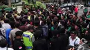 Massa pendukung Ketua Umum PPP Romahurmuziy menggeruduk kantor DPP PPP di Jalan Diponegoro, Jakarta Pusat, Selasa (2/12/2014). (Liputan6.com/Johan Tallo)