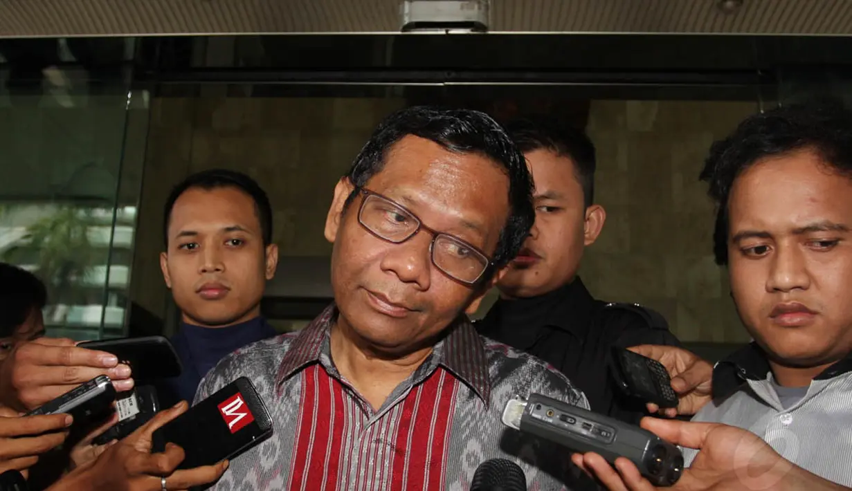 Mahfud MD yang mengenakan batik cokelat itu mengaku hanya ingin menjelaskan fakta terkait perkara yang juga telah menjerat manta Ketua MK Akil Mochtar di KPK, Jakarta, Senin (8/12/2014). (Liputan6.com/Herman Zakharia)