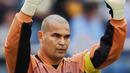 Jose Luis Chilavert kiper Paraguay ini kerap mengambil tendangan bola mati dan menghasilkan gol. Sepanjang karir di level klub, dia mencetak 59 gol. Sedangkan di Timnas, dia mendulang 8 gol ini yang membuatnya menjadi Terkenal. (AFP PHOTO/Roberto SCHMIDT)