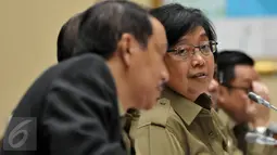 Menteri LHK, Siti Nurbaya saat mengikuti rapat kerja dengan Komisi IV DPR RI, Jakarta, (18/4). Pemberhentian sementara ini diperlukan untuk penyempurnaan seluruh dokumen perencanaan (Liputan6.com/JohanTallo)