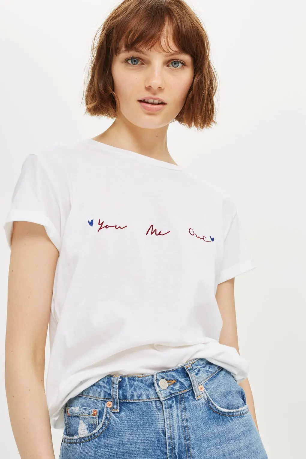 Tips memadupadankan t-shirt atau kaos slogan yang bikin penampilan menarik. (Image: topshop.com)