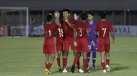 Pemain Timnas Indonesia U-16 merayakan kemenangan atas Brunei Darussalam pada laga babak Kualifikasi Piala AFC U-16 2020 di Stadion Madya, Jakarta, Jumat (20/9). Indonesia menang 8-0 atas Brunei. (Bola.com/Yoppy Renato)