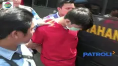 Jalani olah TKP, pria pelaku pembunuhan terhadap tunangannya di Jakarta, mengaku sempat diserang dengan pisau oleh korban.