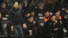 Reaksi pelatih Arsenal Mikel Arteta saat melihat anak asuhnya bermain menghadapi Bournemouth pada pertandingan Liga Inggris di Stadion Vitality, Bournemouth, Inggris, Kamis (26/12/2019). Pertandingan berakhir dengan skor 1-1. (Glyn KIRK/AFP)