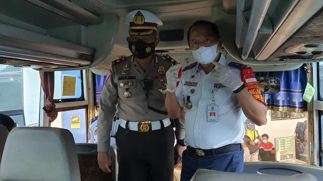 Petugas mengimbau penumpang bus di Terminal Jatijajar, Depok menerapkan protokol kesehatan Covid-19