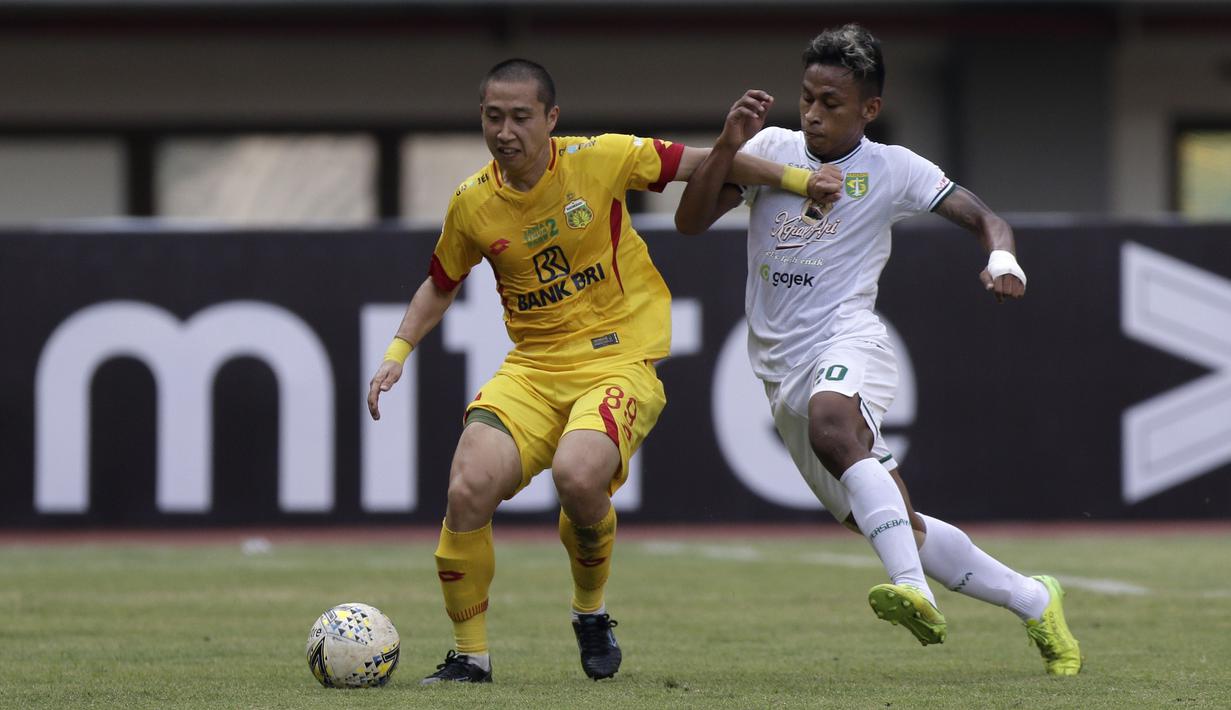 Gelandang Persebaya Surabaya, Osvaldo Haay, berebut bola dengan gelandang Bhayangkara FC, Lee Yujun, pada laga Shopee Liga 1 di Stadion Patriot Chandrabhaga, Bekasi, Sabtu (31/8). Persebaya menang 2-0 atas Bhayangkara. (Bola.com/Yoppy Renato)