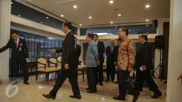  Presiden Jokowi berjalan usai memberi keterangan pers di Bandara Halim Perdana Kusuma, Jakarta, Sabtu (24/10/2015). Tujuan utama Jokowi adalah meningkatkan hubungan bilateral, terutama investasi dan perdagangan. (Liputran6.com/Faizal Fanani)