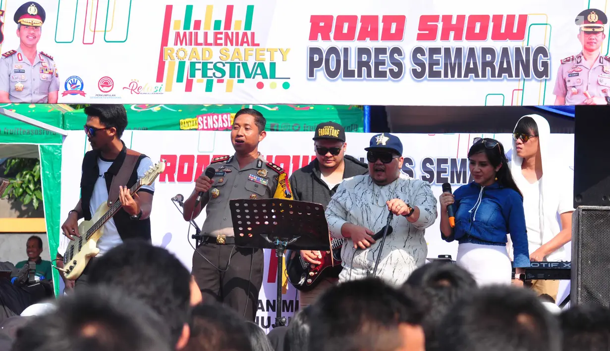 Pertunjukan musik memeriahkan Millenial Road Safety Festival (MRSF) 2019 di Halaman SMK 1 Bawen, Semarang, Jumat (1/2). Polres Semarang mengkampanyekan keselamatan berlalu lintas pada kaum millennial yang berusia 17-35 tahun. (Liputan6.com/Gholib)