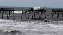 Jembatan pemancingan rusak setelah badai Florence menerjang Carolina Utara, AS, Minggu (16/9). Sebanyak 17 orang dilaporkan tewas akibat badai Florence yang menerjang Carolina Selatan dan Utara. (AP Photo/Tom Copeland)