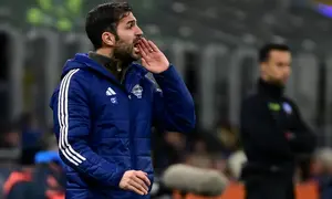 Pelatih kepala Como asal Spanyol, Cesc Fabregas, bereaksi dari area teknis selama pertandingan Seri A Italia antara Inter Milan dan Como di Stadion San Siro di Milan pada 23 Desember 2024. (Piero CRUCIATTI/AFP)
