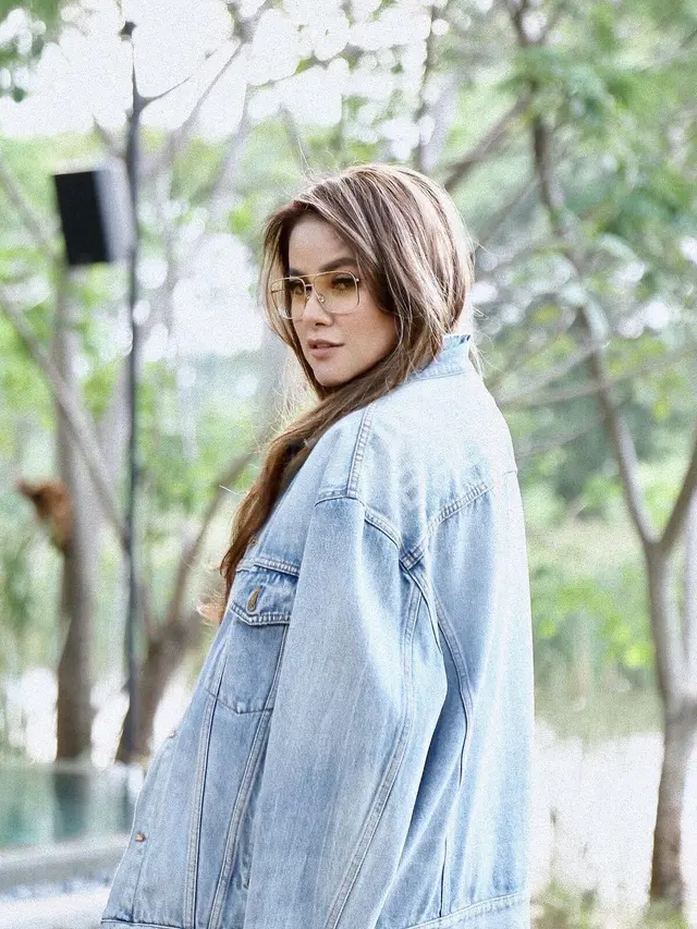 [Fimela] 8 Artis cantik takut naik pesawat -Olla Ramlan