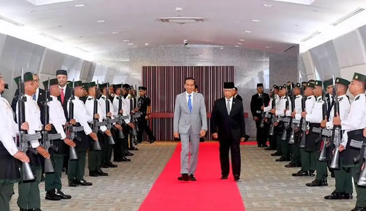 Jokowi memadukannya dengan sepatu pantofel hitam yang melengkapi formalnya. Dengan tatanan rambut yang rapi. [@Jokowi/Biro Pers Sekretariat Presiden]