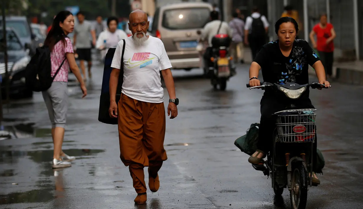 Master kungfu Li Liangui berjalan menuju sebuah taman untuk berlatih di Beijing, China pada 30 Juni 2016. (REUTERS/Kim Kyung-Hoon)