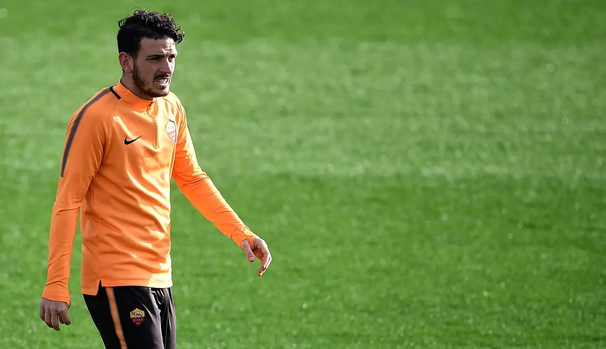 Gelandang AS Roma, Alessandro Fiorenzi saat mengikuti latihan di tempat latihan Trigoria di kota Roma (12/3). Roma akan melawan Shakhtar Donetsk di leg kedua 16 besar Liga Champions di Olimpico. (AFP Photo/Filippo Monteforte)