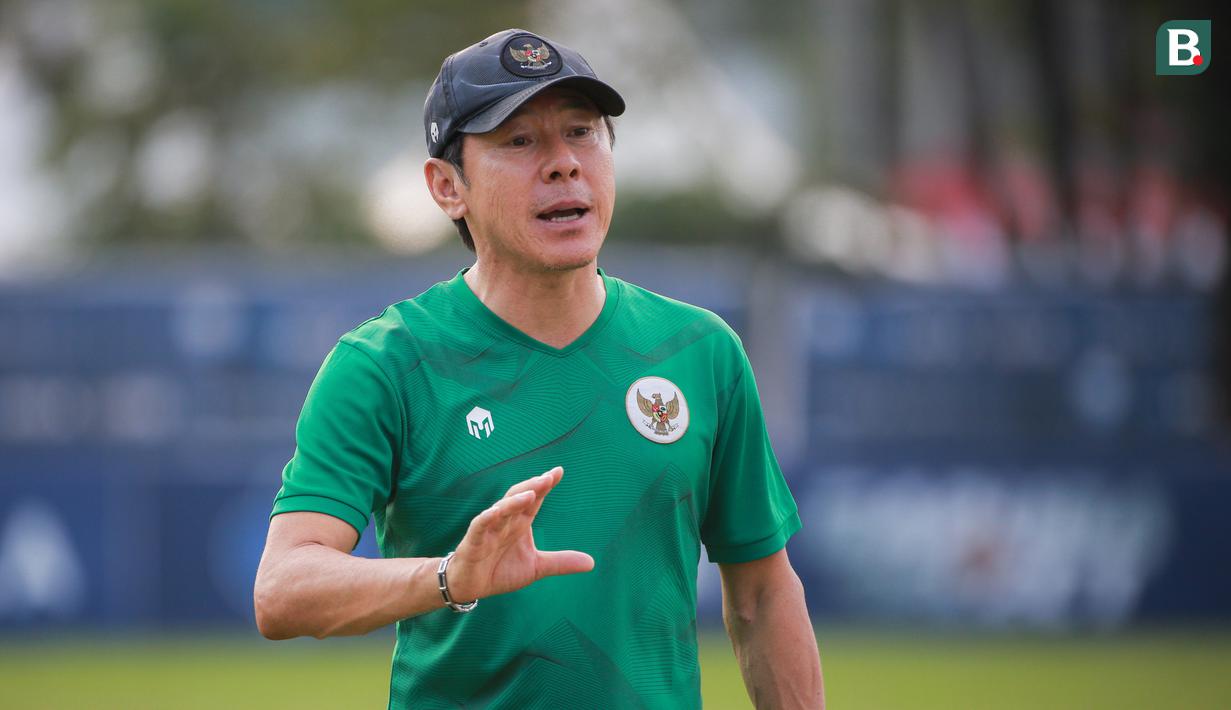 <p>Pelatih kepala Timnas Indonesia U-20, Shin Tae-yong memberikan instruksi saat latihan persiapan Kualifikasi Piala Asia U-20 2023 yang berlangsung di Lapangan A Gelora Bung Karno, Jakarta, Selasa (30/08/2022). (Bola.com/Bagaskara Lazuardi)</p>