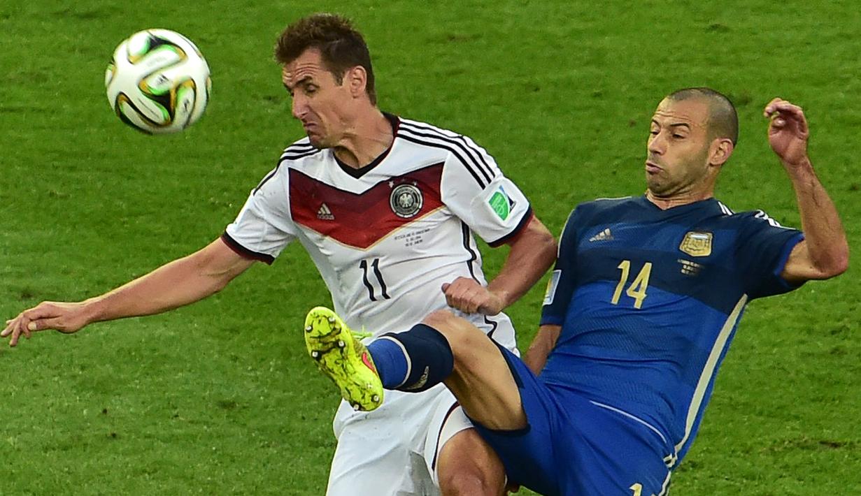 Miroslav Klose. Striker Jerman yang kini berusia 43 tahun dan pensiun pada Juli 2016 ini mengoleksi 24 Caps dalam 4 edisi Piala Dunia, 2002 hingga 2014. Menorehkan 16 gol dan 5 assist, prestasi terbaiknya menjadi juara pada edisi 2014 usai menang 1-0 dari Argentina di final. (AFP/Nelson Almeida)