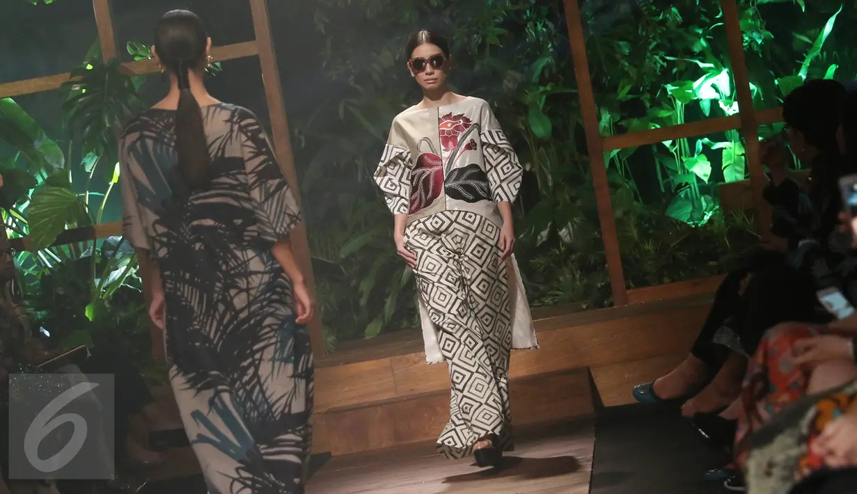 Model berjalan di atas catwalk memperagakan busana karya Denny Wirawan dalam peragaan busana di Jakarta, Rabu (26/5). Denny menyuguhkan koleksi bertajuk 'A Love Summer Dream Spring Summer 2016' itu dalam sebuah trunk show. (Liputan6.com/Immanuel Antonius)