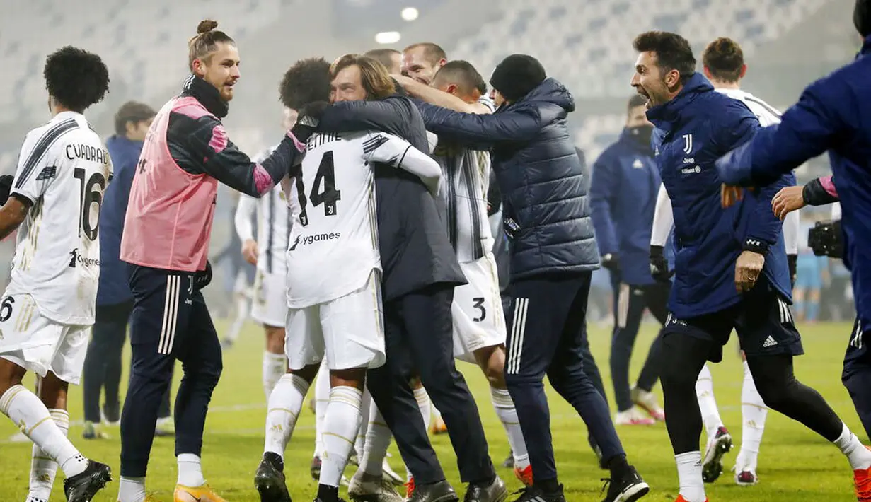 Pelatih Juventus, Andrea Pirlo, melakukan selebrasi bersama anak asuhnya usai menjuarai Piala Super Italia di Stadion Mapei, Rabu (20/1/2021). Juventus menang dengan skor 2-0 atas Napoli. (AP/Antonio Calanni)