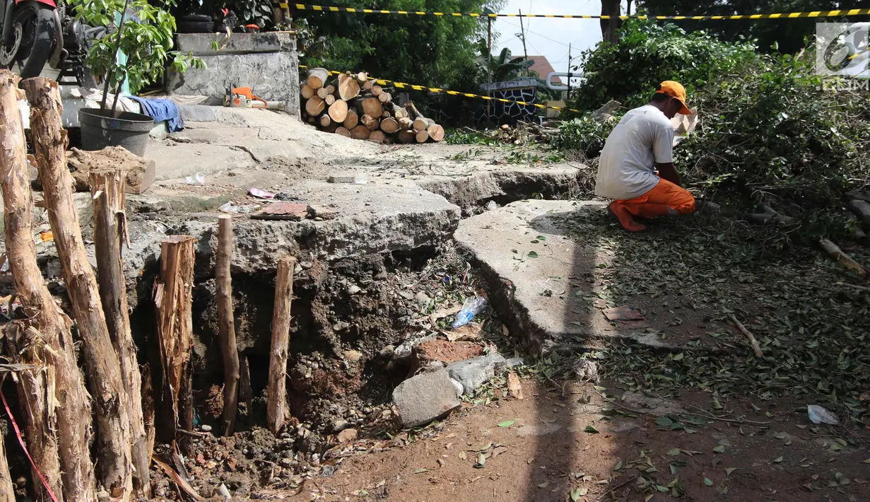 Jalan yang ambles di Jalan Al-Mujahidin, Cipinang, Pulogadung, Jakarta Timur, Rabu (21/2). Jalan tersebut ambles karena tidak kuat menahan beban truk besar yang sering melintas di jalan tersebut. (Liputan6.com/Arya Manggala)