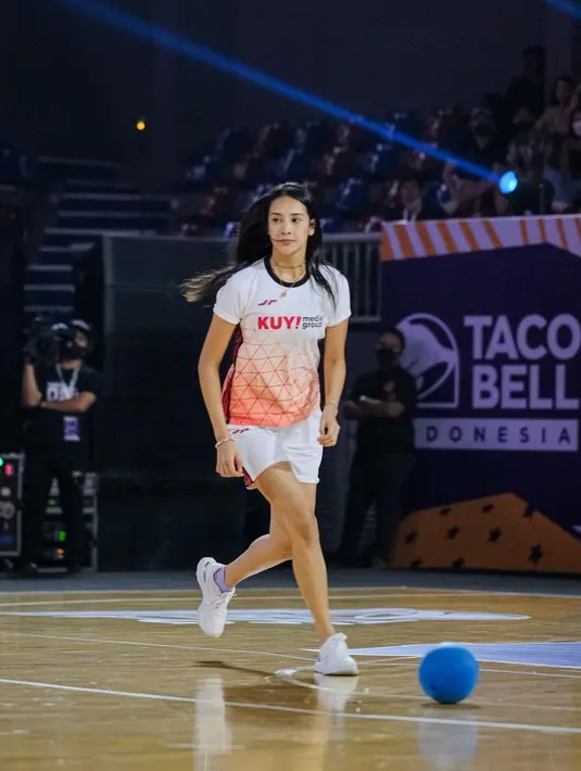 Baru-baru ini, Anya juga tampak bermain Dodgeball dalam kompetisi yang disuguhkan Kuy Entertainment dan RANS Entertainment. Kala itu, ia tampil memadukan setelan jersey putih dan sneakers warna senada. @anyageraldine.