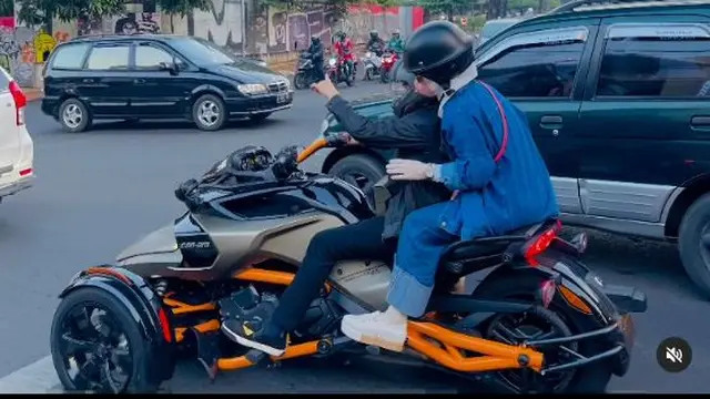 6 Momen Mesra Ustaz Solmed Motoran Bareng April Jasmine, Dukung Hobi Suami