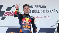 Pebalap Moto3, Brad Binder, secara sensasional memenangi balapan GP Spanyol di Sirkuit Jerez, Minggu (24/4/2016), setelah start dari posisi ke-35. (Bola.com/Twitter/AS)