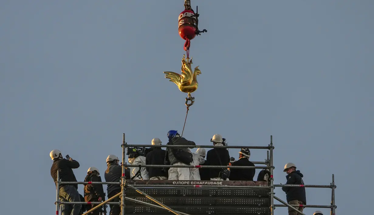 "Sayap api" ayam jantan yang baru merupakan pengingat bahwa "katedral dapat terlahir kembali dari abu, seperti burung phoenix," kata Philippe Villeneuve, salah satu arsitek utama yang bekerja di katedral dan perancang ayam jantan yang baru.  (AP Photo/Michel Euler)