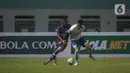 Penyerang Persib Bandung, Wander Luiz (kanan) berebut bola dengan penyerang Persita Tangerang, Altariq Ballah saat laga pekan kedua BRI Liga 1 2021/2022 di Stadion Wibawa Mukti, Cikarang, Sabtu (11/09/2021). Persib Bandung menang atas Persita Tangerang dengan skor 2-1. (Bola.com/Bagaskara Lazuardi)