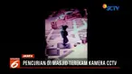 Seseorang yang diduga pengemudi ojek online terekam kamera pengawas (CCTV) sedang mencuri beberapa pasang sepatu di sebuah masjid di Jakarta Timur. Aksi itu dilakukannya saat jemaah sedang melakukan salat Zuhur.