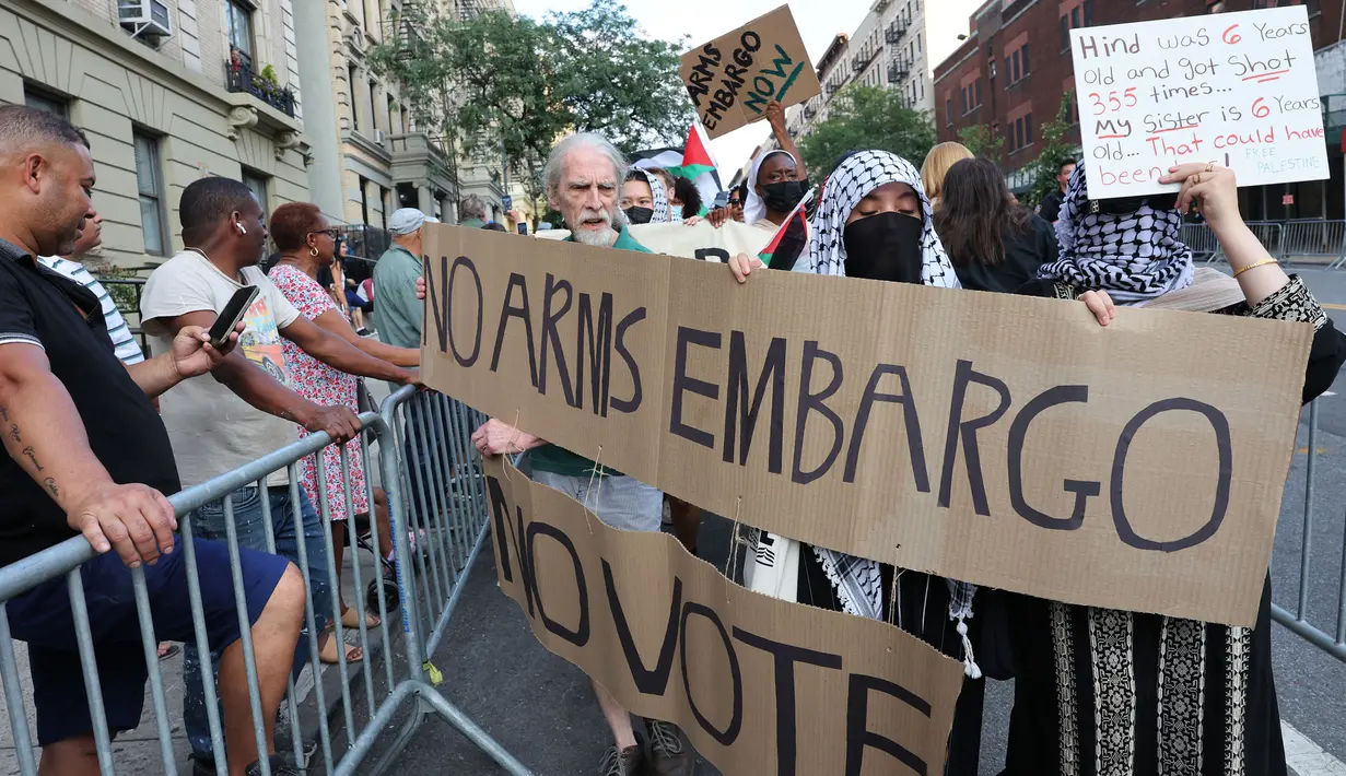 Sebelumnya, seorang penasihat keamanan nasional, Phil Gordon pada Kamis, 8 Agustus 2024 mengatakan Kamala Harris tidak mendukung embargo senjata terhadap Israel yang merupakan sekutu utama Amerika Serikat. (Michael M. Santiago/Getty Images North America/Getty Images via AFP)
