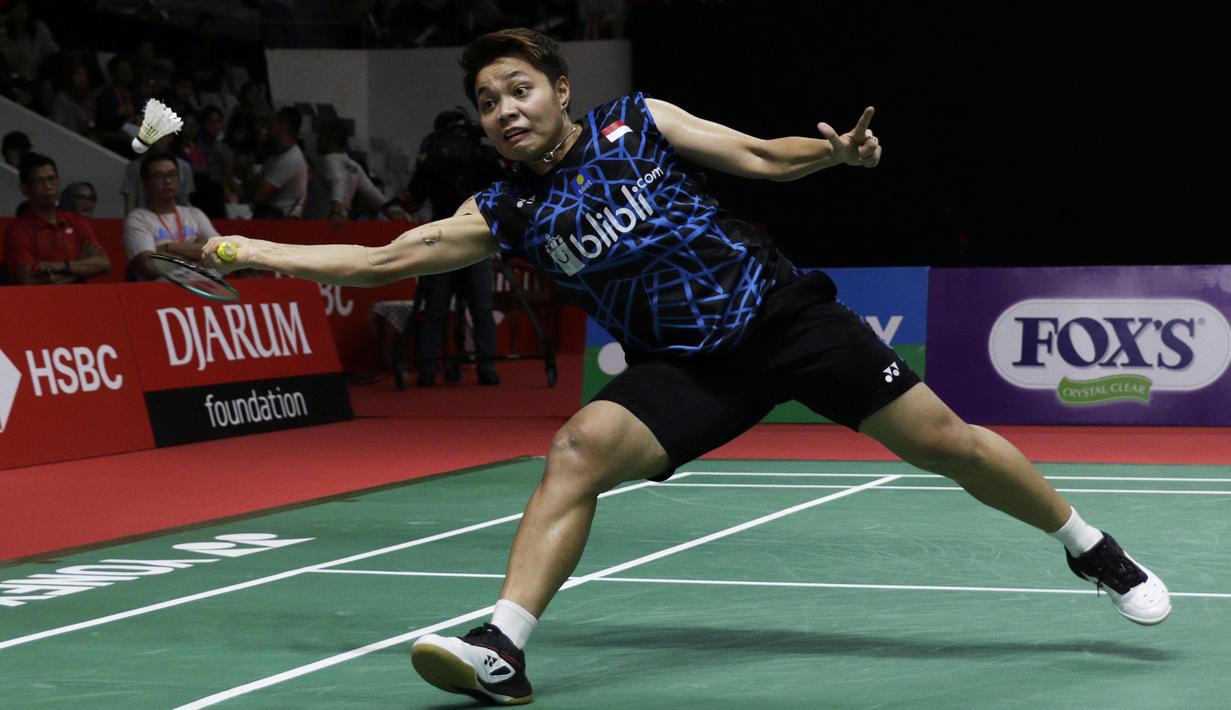 Ganda putri Indonesia, Apriyani Rahayu, berusaha memukul kok saat melawan ganda Jepang pada Indonesia Masters 2019 di Istora Senayan, Jakarta, Sabtu (26/1). Greysia / Apriyani gagal ke final. (Bola.com/Yoppy Renato)