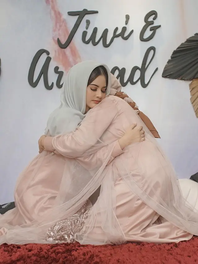 7 Potret Tiwi Eks T2 Gelar Pengajian Jelang Menikah, Tampil Elegan dengan Kerudung