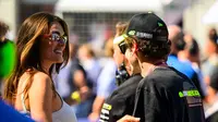 Valentino Rossi saat hadir langsung ke Sirkuit Red Bull Ring untuk menyaksikan balapan MotoGP Austria bersama sang kekasih, Francesca Sofia Novello. (Jure Makovec / AFP)