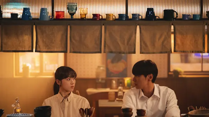 Lee Sung Kyung dan Kim Young Kwang di serial drakor "Call It Love". (Foto: Disney)