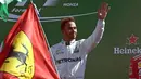Pembalap Mercedes Lewis Hamilton merayakan kemenangannya di atas podium usai memenangkan balapan F1 GP Italia, di arena Monza, Italia (3/9). (AFP Photo/Miguel Medina)