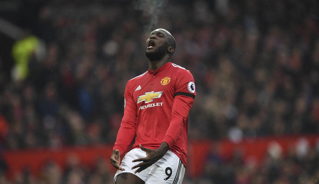 Ekspresi pemain Manchester United, Romelu Lukaku saat gagal mencetak gol ke gawang Huddersfield Town pada laga Premier League di Old Trafford, Manchester, (3/2/2018). MU menang 2-0. (AFP/Paul Ellis)