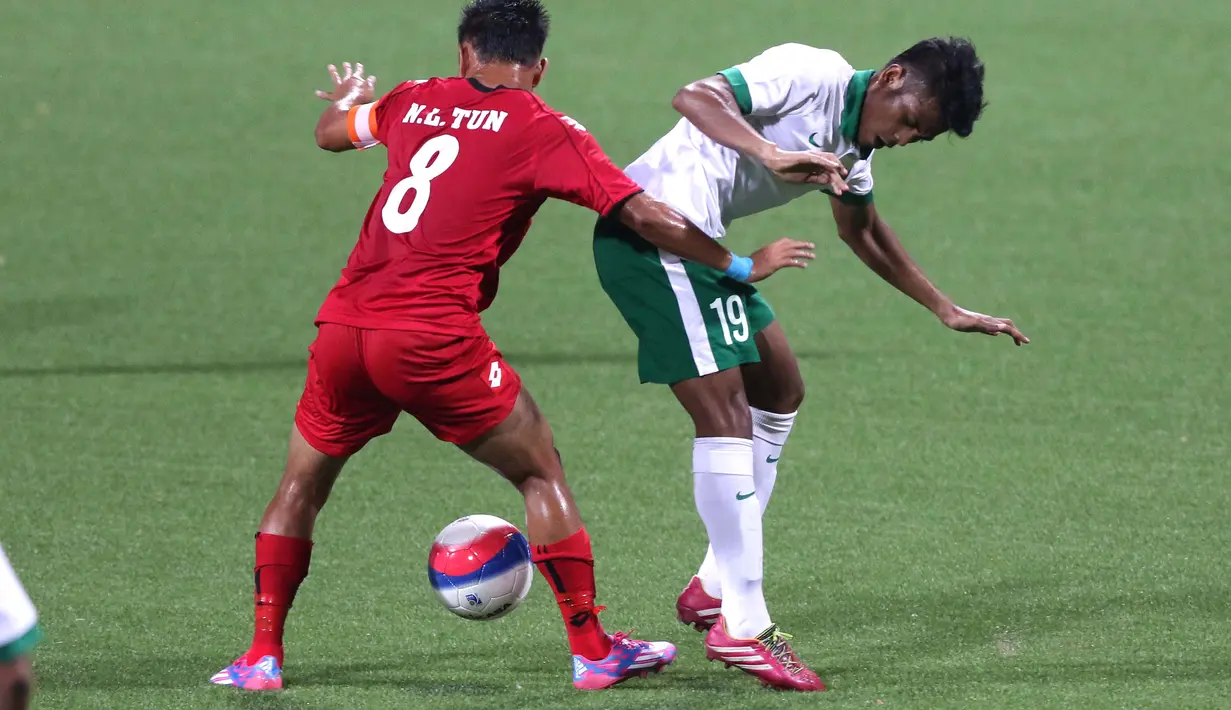 Pemain Timnas Indonesia U-23, Zulfiandi (kanan), berebut bola dengan pemain Myanmar U-23, Nay Lin Tun, (Bola.com/Arief Bagus)