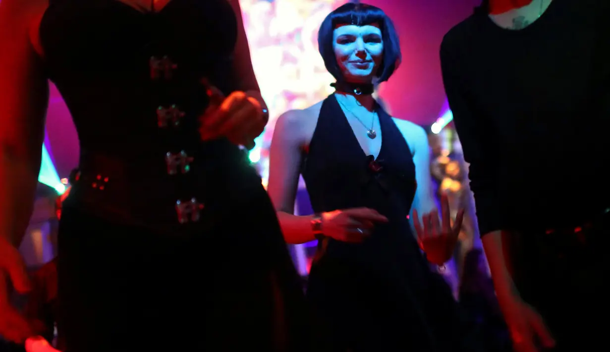 Seorang wanita menikmati tarian di kelab malam "Insomnia" di Berlin, Jerman, (4/9). Dikelab ini pengunjung dapat melakukan hubungan seks secara terbuka sambil menikmati alunan musik. (REUTERS/Hannibal Hanschke)           