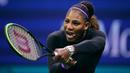 Petenis Amerika Serikat, Serena Williams melakukan servis ke arah petenis China, Wang Qiang pada perempat final AS Terbuka 2019 di USTA Billie Jean King National Tennis Center, Selasa (3/9/2019). Serena Williams melaju ke babak semi final setelah menang 6-1 dan 6-0. (AP/Charles Krupa)